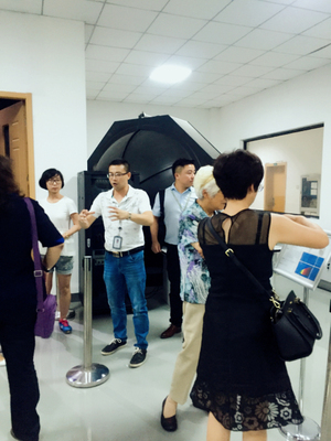 國家商務部對外援建設備材料入庫專家組蒞臨鴻雁電器，考察照明電器及配套設備